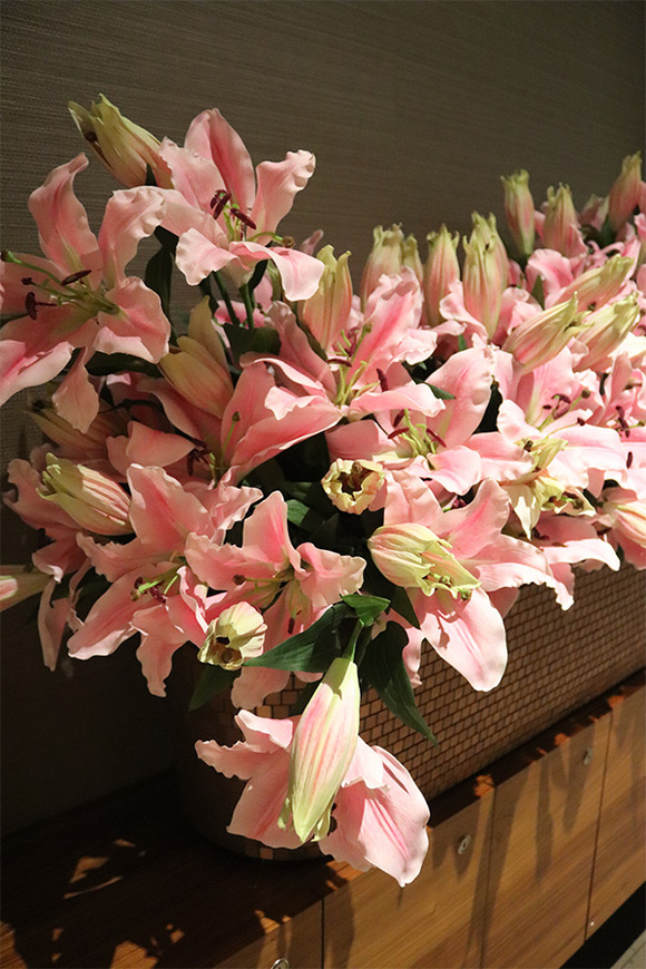 Liliowe Hilton Mozaiq, kompozycja kwiatowa w naczyniu