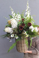 Czekoladowo Bahama, kompozycja z kwiatami w koszu,