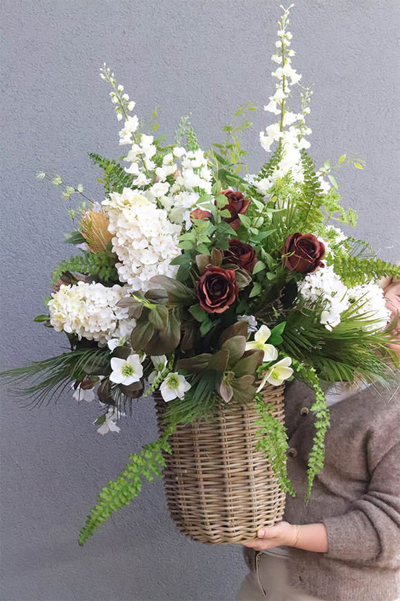 Czekoladowo Bahama, kompozycja z kwiatami w koszu,