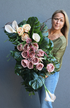 Bliskość Cappuccino Goldi, kompozycja nagrobna w naczyniu łódce, wym.70x96cm