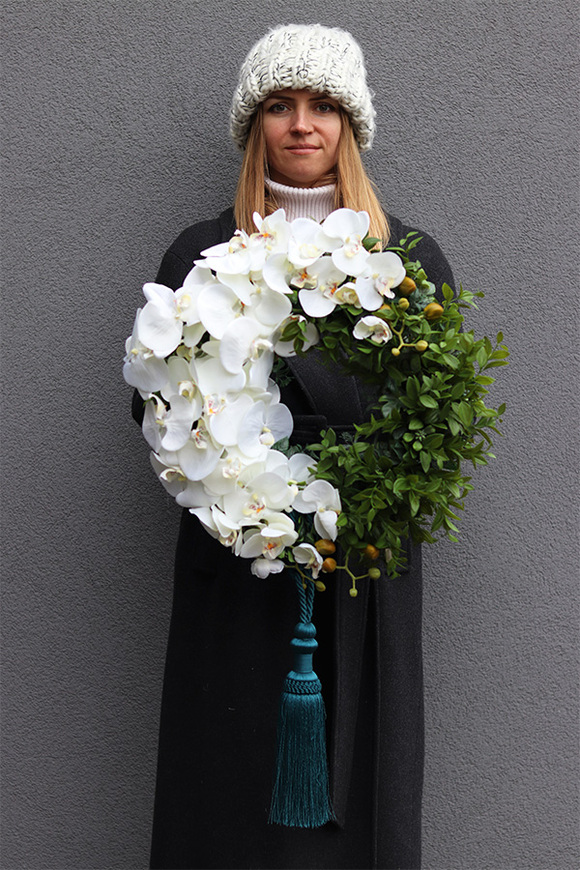 Orchidelia White 3, asymetryczny wianek z chwostem