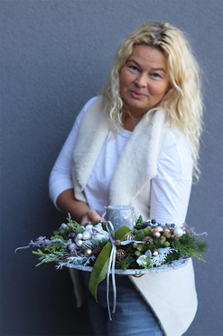 Wigilia w Jagodach, stroik ze świecą na talerzu, wym.16x33cm 