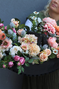 Ulena, kompozycja kwiatowa w drewnianym koszu, wym.40x65x46cm