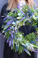 Szafirki Blue, wianek na drzwi z niebieskich kwiatów