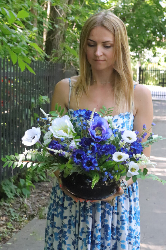 Bluetta, kompozycja nagrobna w misie