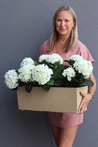 Kolena, sztuczne hortensje na balkon i parapet