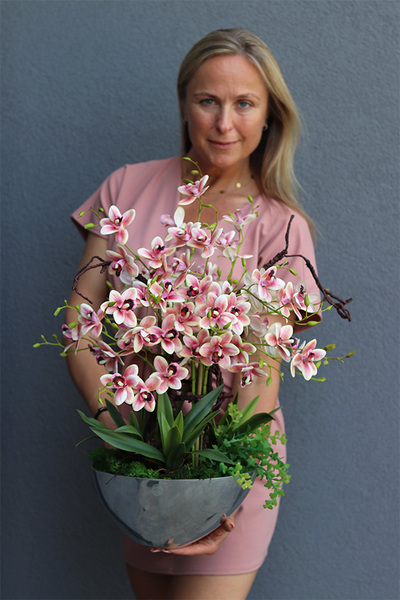 Pink Gerrata, sztuczny gumowy storczyk w srebrnej misie