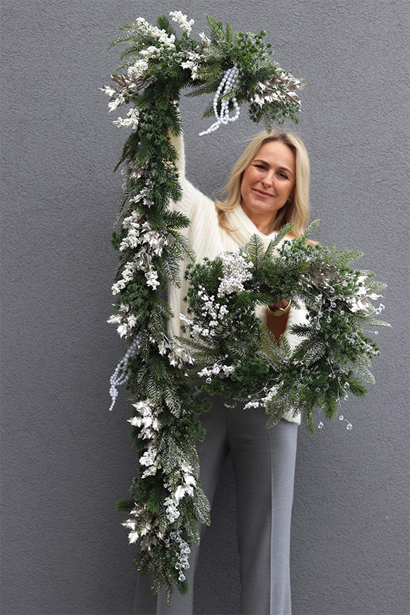 Winter Home, zimowy wianek z ostrokrzewem