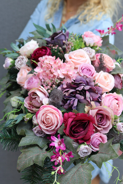 Gerrania 2, nagrobna wiązanka z fioletowym akcentem