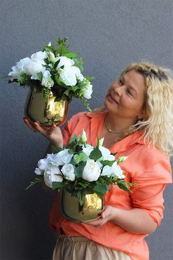 Bella Bianco, kompozycja kwiatowa w złotym naczyniu, wys.28x40cm