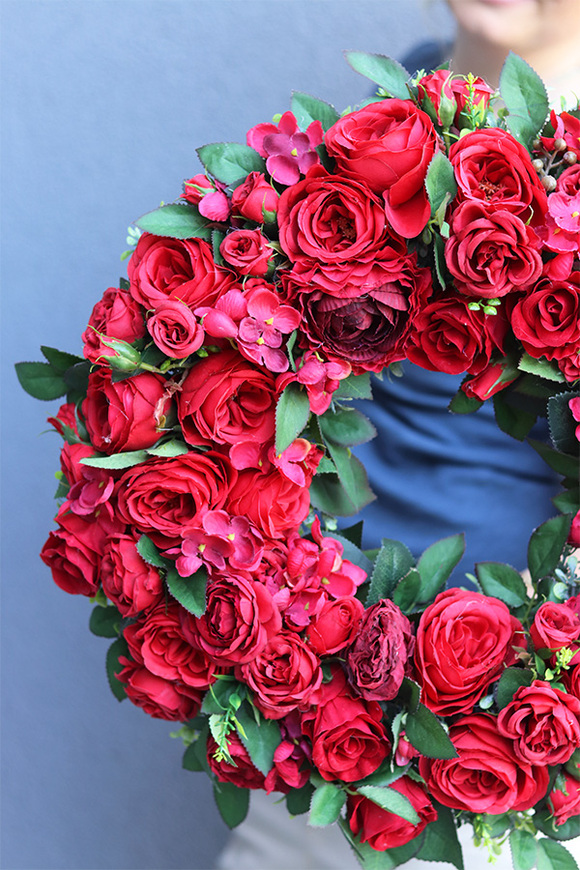 Red Fire 3, bogaty czerwony wianek z róż