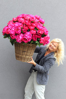  bogaty kosz z różowymi peoniami Loritta 2