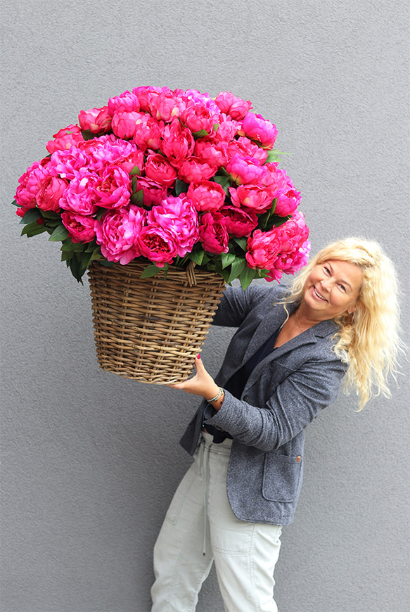  bogaty kosz z różowymi peoniami Loritta 2