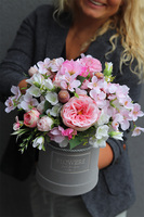 Velveto Refani 2, welurowy flowerbox z różowymi kwiatami