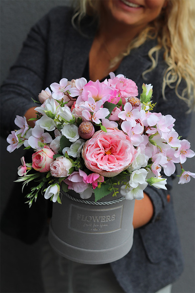 Velveto Refani 2, welurowy flowerbox z różowymi kwiatami