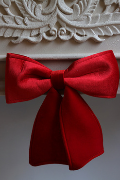 OD RĘKI Aksamit Red New, welurowa kokarda - pluszowa zawieszka, wym.25x27cm