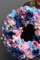 Pranella Navy 2, efektowny wianek z niebieskimi różami