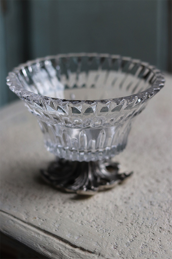 OD RĘKI Gerina B, posrebrzana patera z kryształem, wym.9.5x13cm