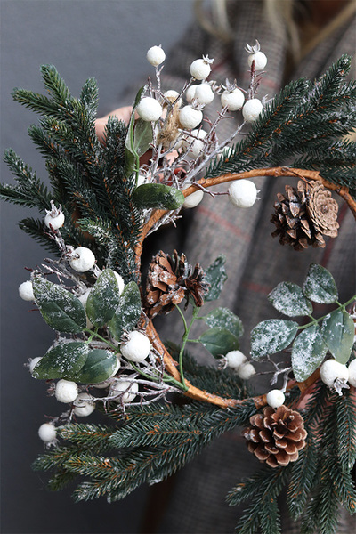 Mróz w Lesie, zimowy wianek iglasty z szyszkami