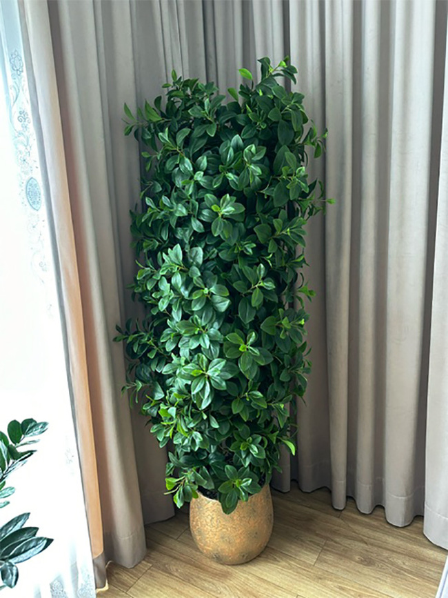 sztuczna roślina w donicy