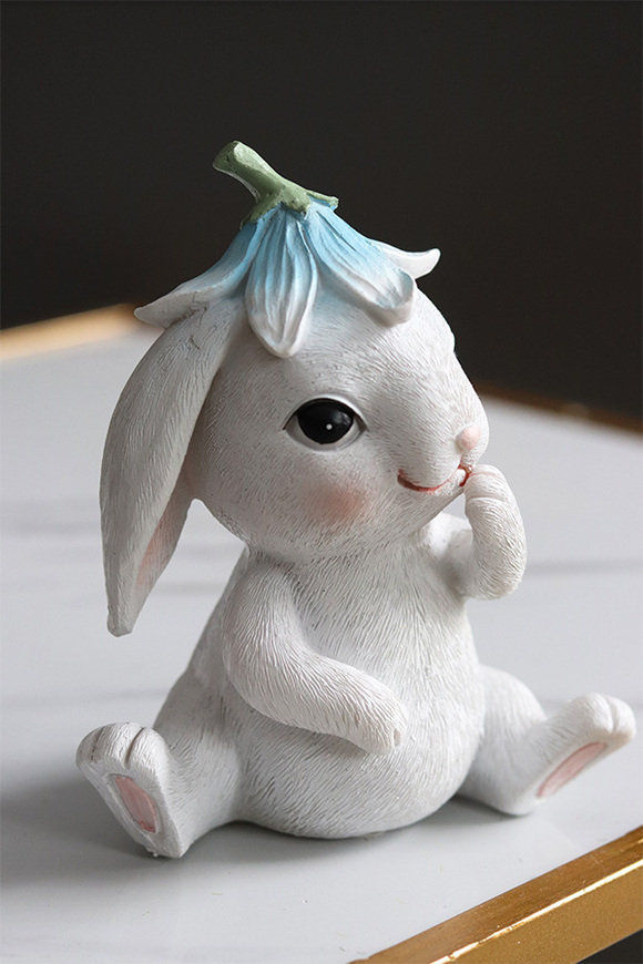 Sweetie Bunny, wielkanocna figurka zajączek, niebieski kwiatek na głowie