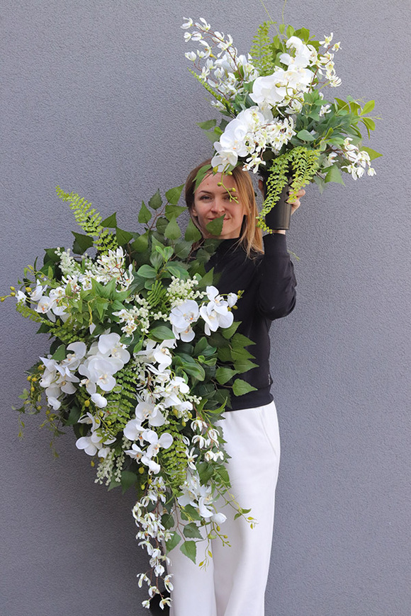 Orchid Monarch, nowoczesny bukiet nagrobny we wkładzie