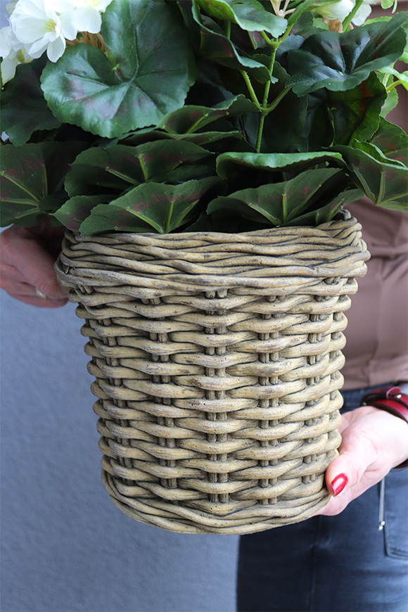kompozycja kwiatowa w ceramicznym koszu, Pelargonie Premium, wys.47cm 