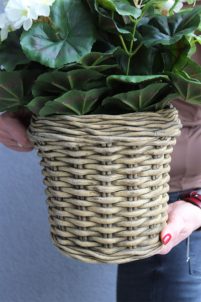kompozycja kwiatowa w ceramicznym koszu, Pelargonie Premium, wys.47cm 