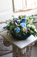 Naturiosa Cecile Small, niebieska kompozycja w szklanej misie, wym.16x38cm 