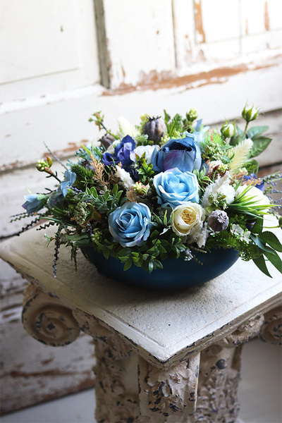 Naturiosa Cecile Small, niebieska kompozycja w szklanej misie, wym.16x38cm 