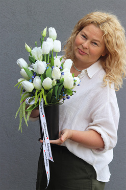 White Heart, bukiet nagrobny we wkładzie do wazonu, dł.45cm