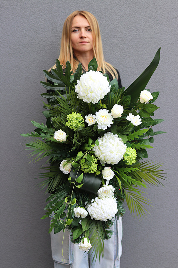Nelema White, biała wiązanka nagrobna z chryzantemami
