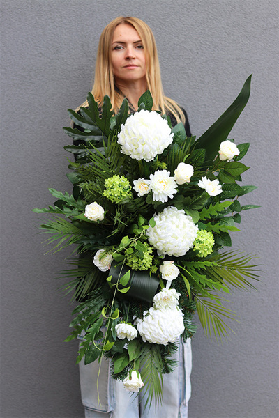 Nelema White, biała wiązanka nagrobna z chryzantemami
