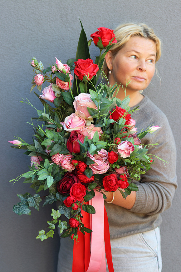 Kolonerta Roses, bukiet nagrobny z różami