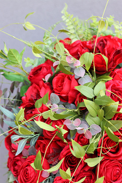 Luiza Aggio Red, wiązanka nagrobna z różami, dł.80cm