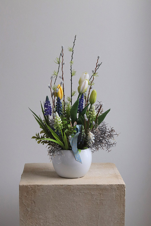 Zając w Szafirkach, wielkanocna kompozycja w naczyniu