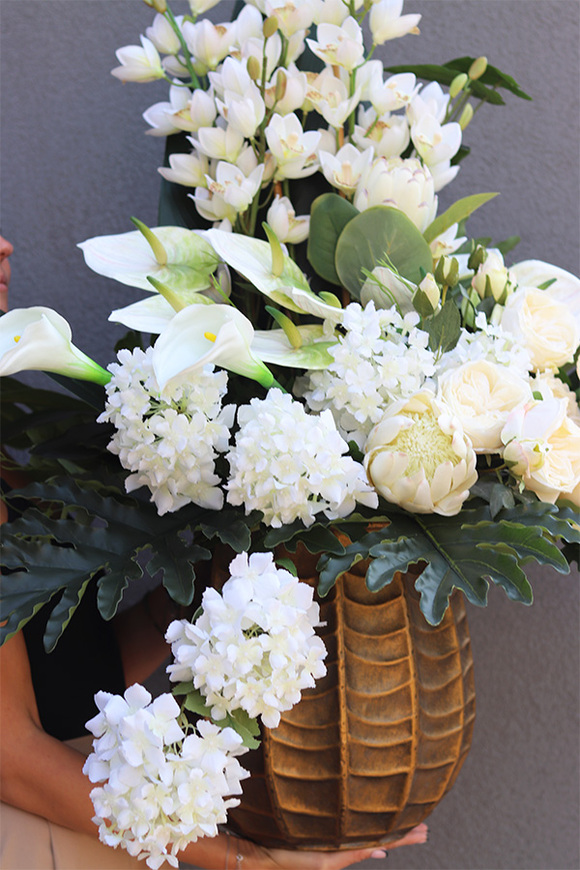 Jadore Bellis, bukiet białych kwiatów w metalowej doniczce