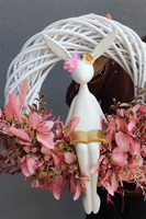 Króliczka Bookbunny, wiosenny wianek z zajączkiem