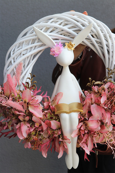 Króliczka Bookbunny, wiosenny wianek z zajączkiem