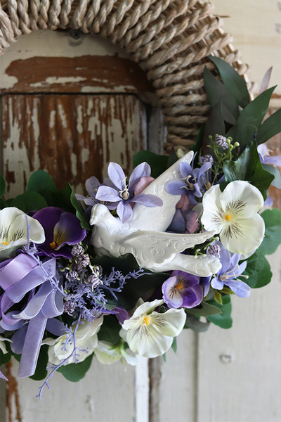 Fiolet Cedrana, wianek z bratkami i ptaszkiem