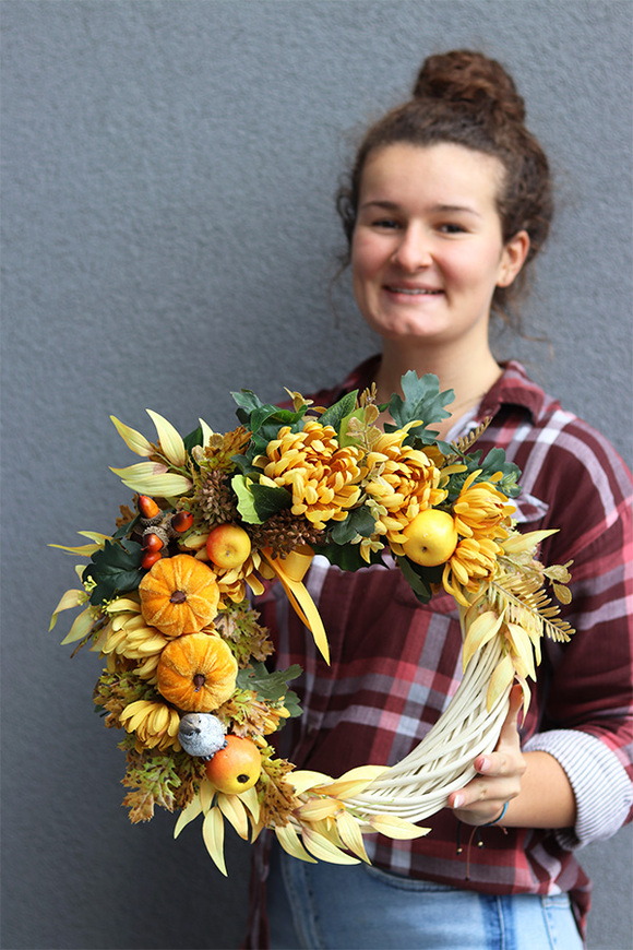 Złoto, jesienny żółty wianek z dyniami