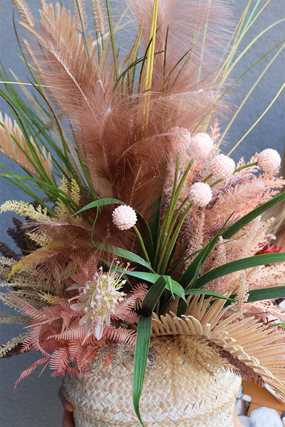 Parise, sztuczna trawa w koszu z ziołami	