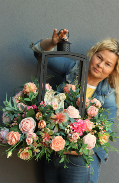 Angelo Garden Pink Delia, kompozycja kwiatowa z lampionem, wys.62cm 