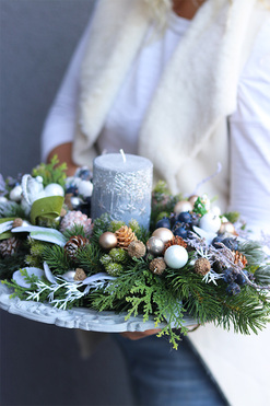 Wigilia w Jagodach, stroik ze świecą na talerzu, wym.16x33cm 