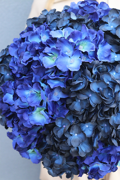 Granatowe Hortensje, bukiet nagrobny we wkładzie do wazonu