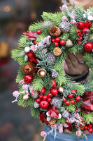 Czerwień Dekora, świąteczny wianek na drzwi