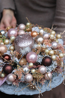 Goldessa Winter, stroik ze świecą na talerzu