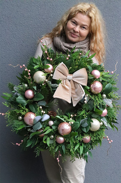 OD RĘKI Apart Pink, zachwycający świąteczny wianek, śr.57cm