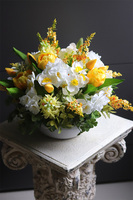 Amira White, dekoracja kwiatowa na stół Wielkanocny