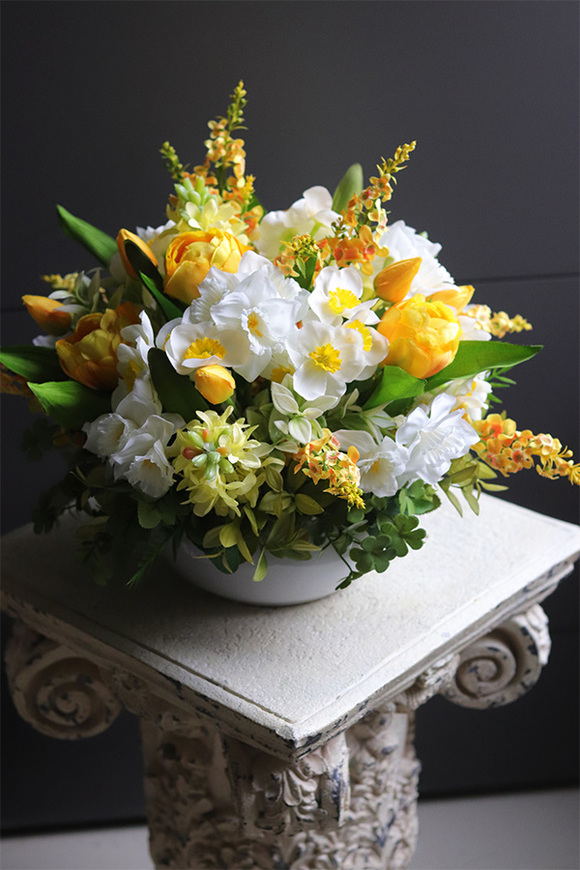 Amira White, dekoracja kwiatowa na stół Wielkanocny